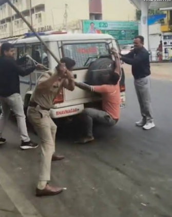 Gujarat Police Viral Video: Murder Accused Tied With Rope and Beaten During Crime Scene Reconstruction